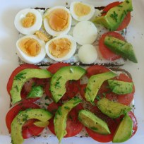 Vollkornbrot mit Magerquark, Tomate, Avocado, Ei und Schnittlauch